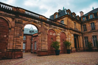 Strasburg şehrindeki eski mimari bina. Şehir manzarası