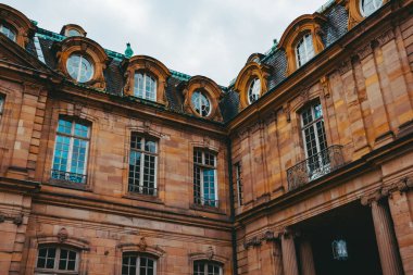 Strasburg şehrindeki eski mimari bina. Şehir manzarası