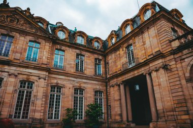 Strasburg şehrindeki eski mimari bina. Şehir manzarası