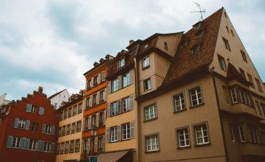 Strasburg şehrindeki eski mimari bina. Şehir manzarası