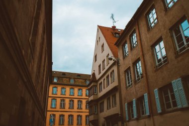 Strasburg şehrindeki eski mimari bina. Şehir manzarası