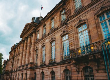 Strasburg şehrindeki eski mimari bina. Şehir manzarası