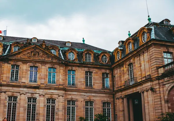 Strasburg şehrindeki eski mimari bina. Şehir manzarası