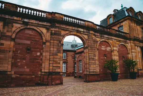 Strasburg şehrindeki eski mimari bina. Şehir manzarası