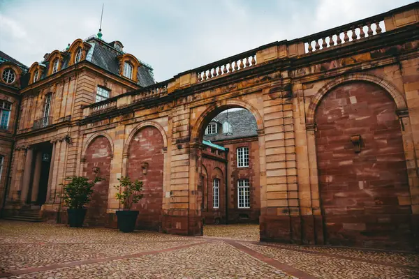 Strasburg şehrindeki eski mimari bina. Şehir manzarası