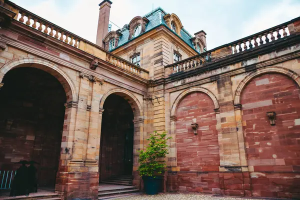 Strasburg şehrindeki eski mimari bina. Şehir manzarası