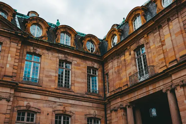 Strasburg şehrindeki eski mimari bina. Şehir manzarası