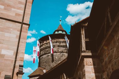 Nuremberg şehrindeki eski mimari bina mavi parlak gökyüzüne karşı. Şehir manzarası