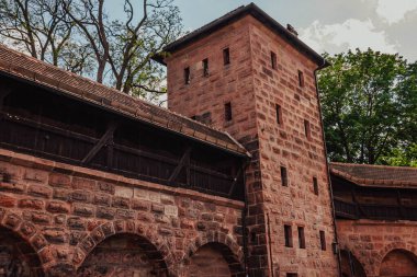Nuremberg şehrindeki eski mimari bina mavi parlak gökyüzüne karşı. Şehir manzarası