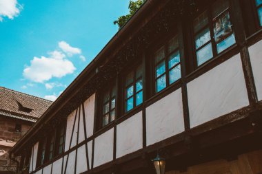 Nuremberg şehrindeki eski mimari bina mavi parlak gökyüzüne karşı. Şehir manzarası
