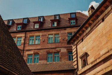 Nuremberg şehrindeki eski mimari bina mavi parlak gökyüzüne karşı. Şehir manzarası