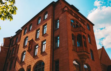 Nuremberg şehrindeki eski mimari bina mavi parlak gökyüzüne karşı. Şehir manzarası