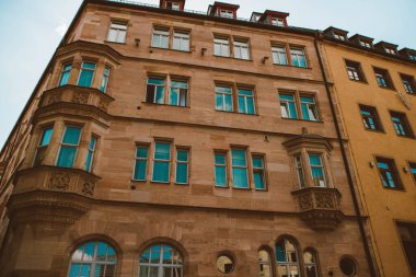 Nuremberg şehrindeki eski mimari bina mavi parlak gökyüzüne karşı. Şehir manzarası