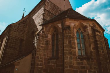 Nuremberg şehrindeki eski mimari bina mavi parlak gökyüzüne karşı. Şehir manzarası