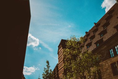 Nuremberg şehrindeki eski mimari bina mavi parlak gökyüzüne karşı. Şehir manzarası