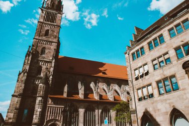 Nuremberg şehrindeki eski mimari bina mavi parlak gökyüzüne karşı. Şehir manzarası