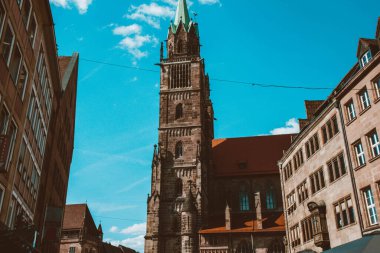 Nuremberg şehrindeki eski mimari bina mavi parlak gökyüzüne karşı. Şehir manzarası