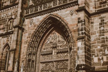 Nuremberg şehrindeki eski mimari bina mavi parlak gökyüzüne karşı. Şehir manzarası