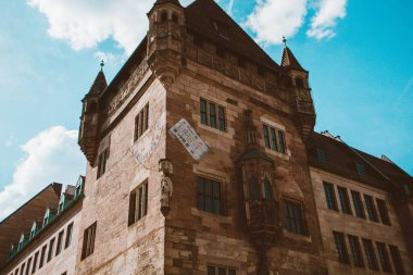 Nuremberg şehrindeki eski mimari bina mavi parlak gökyüzüne karşı. Şehir manzarası