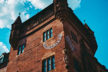 Nuremberg şehrindeki eski mimari bina mavi parlak gökyüzüne karşı. Şehir manzarası