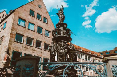 Nuremberg şehrinin merkezindeki erdem pınarı. Şehir manzarası