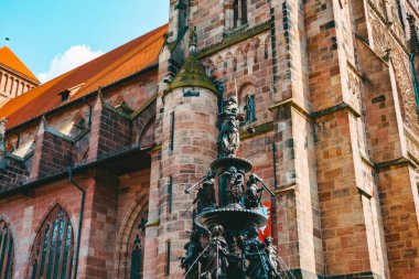 Nuremberg şehrindeki eski mimari bina mavi parlak gökyüzüne karşı. Şehir manzarası