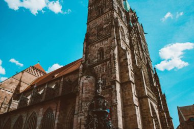 Nuremberg şehrindeki eski mimari bina mavi parlak gökyüzüne karşı. Şehir manzarası