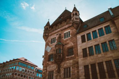 Nuremberg şehrindeki eski mimari bina mavi parlak gökyüzüne karşı. Şehir manzarası