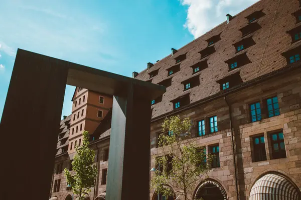 Nuremberg şehrindeki eski mimari bina mavi parlak gökyüzüne karşı. Şehir manzarası