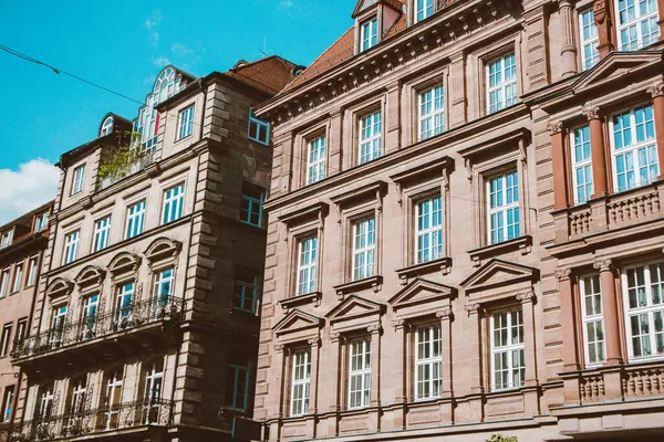Nuremberg şehrindeki eski mimari bina mavi parlak gökyüzüne karşı. Şehir manzarası