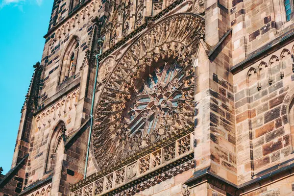 Nuremberg şehrindeki eski mimari bina mavi parlak gökyüzüne karşı. Şehir manzarası