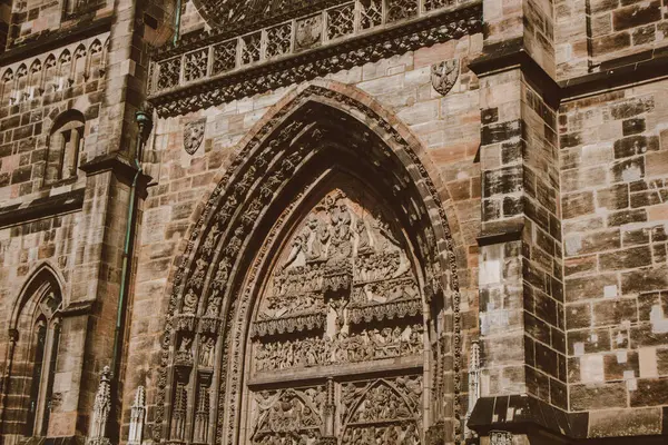 Nuremberg şehrindeki eski mimari bina mavi parlak gökyüzüne karşı. Şehir manzarası