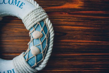 Tahta kahverengi arka planda can simidi. Yaz mevsimi