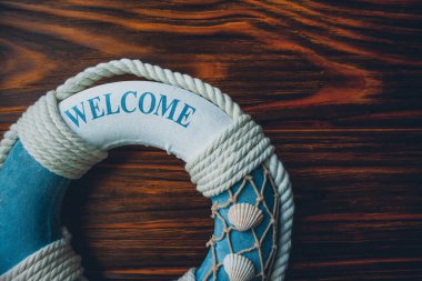 Tahta kahverengi arka planda can simidi. Yaz mevsimi