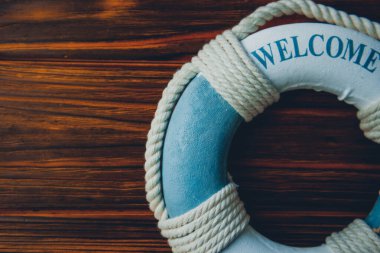 Tahta kahverengi arka planda can simidi. Yaz mevsimi