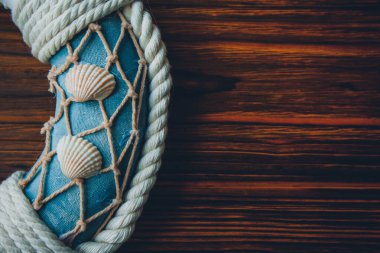 Tahta kahverengi arka planda can simidi. Yaz mevsimi