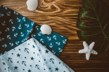 Kumaşa, kabuğa ve ahşap zemine çapa basılmış.