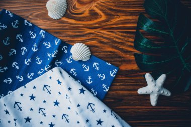 Kumaşa, kabuğa ve ahşap zemine çapa basılmış.