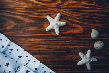 Kumaşa, kabuğa ve ahşap zemine çapa basılmış.