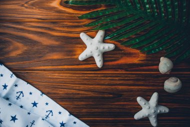 Kumaşa, kabuğa ve ahşap zemine çapa basılmış.