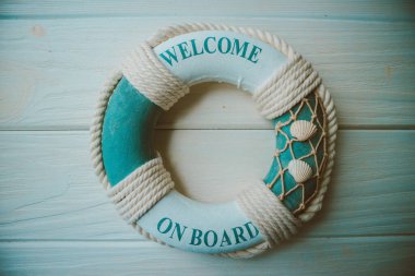 Tahta kahverengi arka planda can simidi. Yaz mevsimi