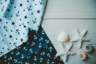 Kumaşa, kabuğa ve ahşap zemine çapa basılmış.