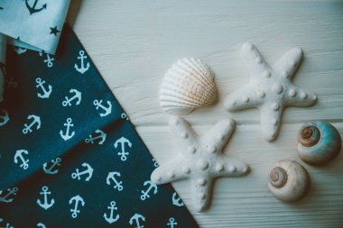 Kumaşa, kabuğa ve ahşap zemine çapa basılmış.