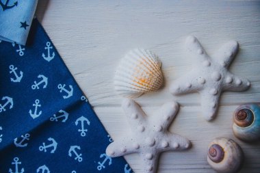 Kumaşa, kabuğa ve ahşap zemine çapa basılmış.