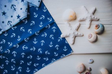 Kumaşa, kabuğa ve ahşap zemine çapa basılmış.