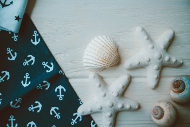 Kumaşa, kabuğa ve ahşap zemine çapa basılmış.