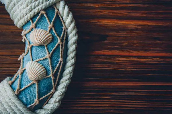 Tahta kahverengi arka planda can simidi. Yaz mevsimi