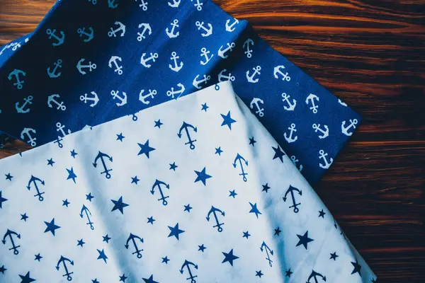 Çapa, ahşap kahverengi arka planda kumaşa basılmıştır.