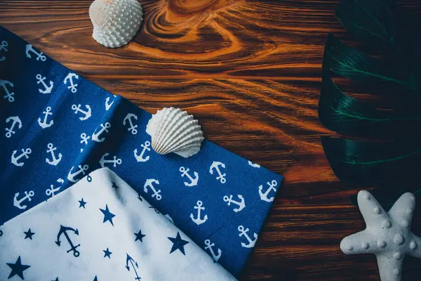 Kumaşa, kabuğa ve ahşap zemine çapa basılmış.