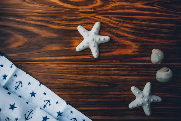 Kumaşa, kabuğa ve ahşap zemine çapa basılmış.